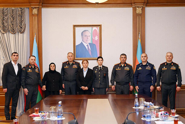 Müdafiə naziri Milli qəhrəmanların ailələlərinə medallar təqdim edib