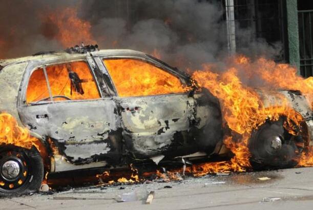 Bakıda "Opel" yanıb