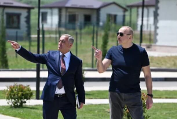 İlham Əliyev Xocalıda hərbi qulluqçular üçün nəzərdə tutulan fərdi evlərdə yaradılmış şəraitlə tanış olub - FOTOLAR 
