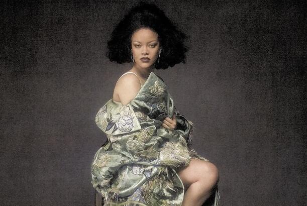 Rihanna EE72 jurnalının üz qabığında Afrika kraliçalarını canlandırır...