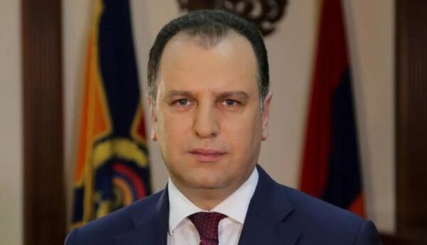 Ermənistanda keçmiş müdafiə naziri axtarışa verildi
