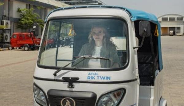 Hindistan elektrik “tuk-tuk”larını kütləvi şəkildə qəbul edir...
