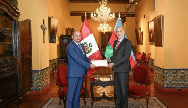 Azərbaycan səfiri etimadnaməsinin surətini Perunun XİN rəsmisinə təqdim edib