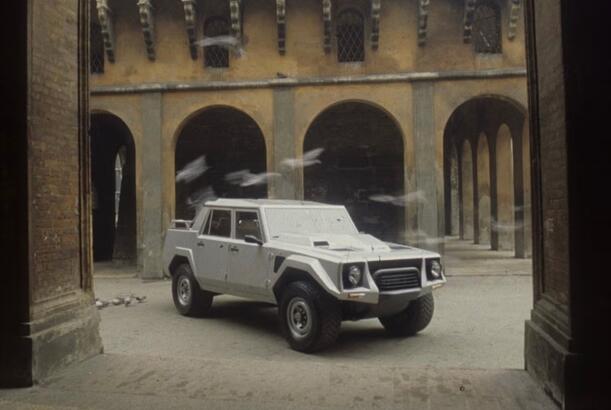 Lamborghini-nin ilk SUV-u 40 yaşını qeyd edir...