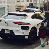 Waymo robotaksisi cinayətkarın polisdən yayınmasına kömək etdi...