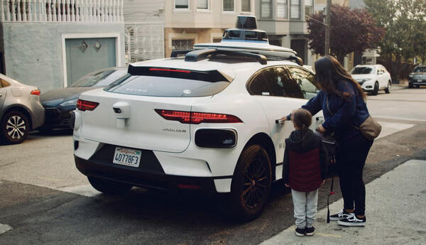 Waymo robotaksisi cinayətkarın polisdən yayınmasına kömək etdi...