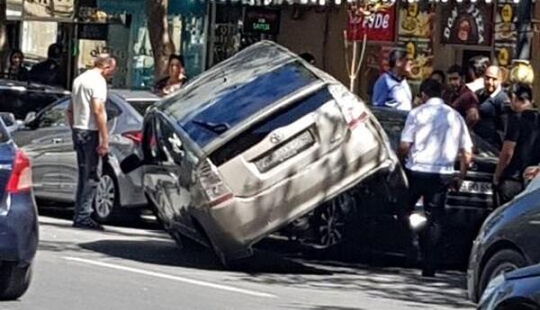 Gəncədə "Prius" qəza törətdi