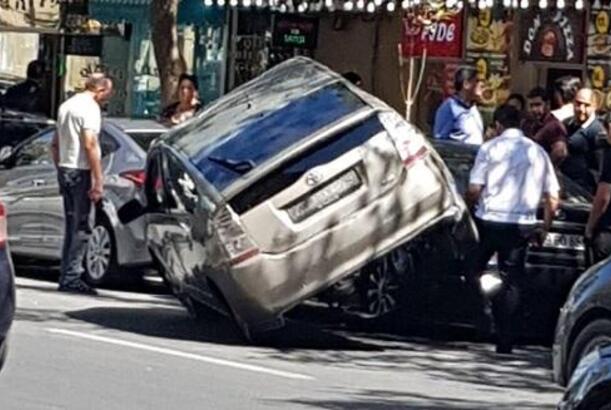 Gəncədə "Prius" qəza törətdi