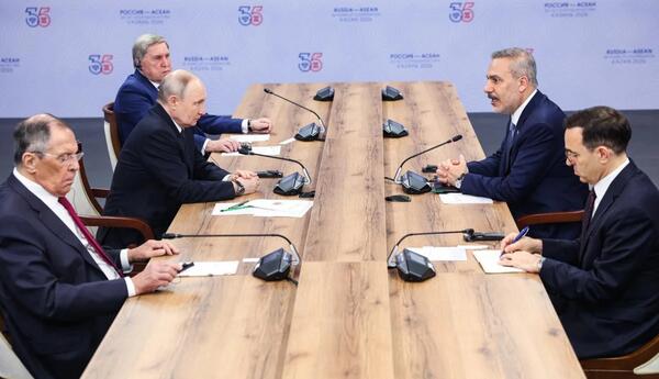 Vladimir Putin Hakan Fidanla görüşüb
