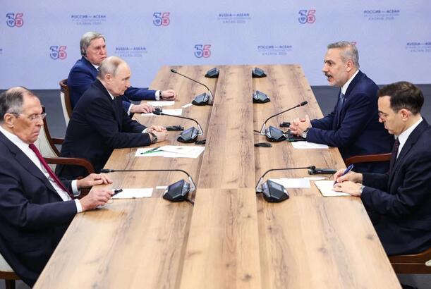 Vladimir Putin Hakan Fidanla görüşüb