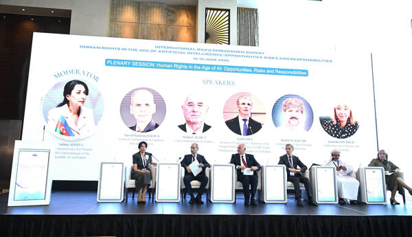 Plenar sessiyada süni intellekt və insan hüquqları üzrə qlobal çağırışlar səsləndirilib