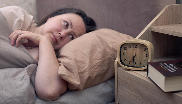 Zəngli saatın kənarında: təravətli və stresssiz oyanmağın ən yaxşı yolları