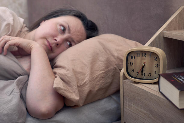 Zəngli saatın kənarında: təravətli və stresssiz oyanmağın ən yaxşı yolları