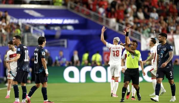 Futbolda ilk dəfə oyunçu mübahisə zamanı ağzını qapadığı üçün meydandan qovulub