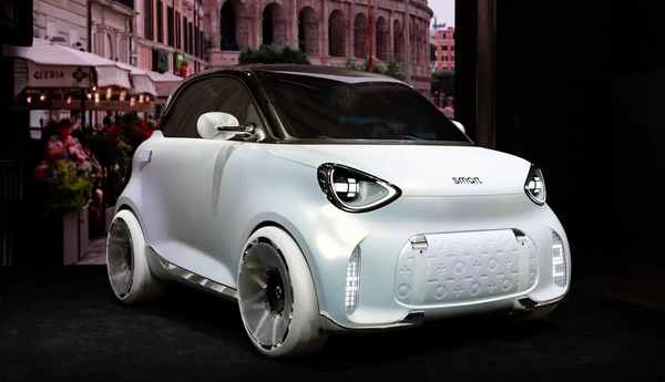 Smart özünün ikonik iki nəfərlik şəhər elektrik avtomobilini geri qaytarır