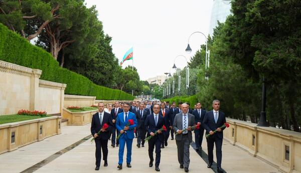 Dini Qurumlarla İş üzrə Dövlət Komitəsinin tabeliyindəki qurumların kollektivi Fəxri xiyabanı və Şəhidlər xiyabanını ziyarət edib