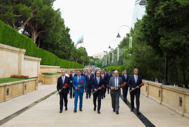 Dini Qurumlarla İş üzrə Dövlət Komitəsinin tabeliyindəki qurumların kollektivi Fəxri xiyabanı və Şəhidlər xiyabanını ziyarət edib