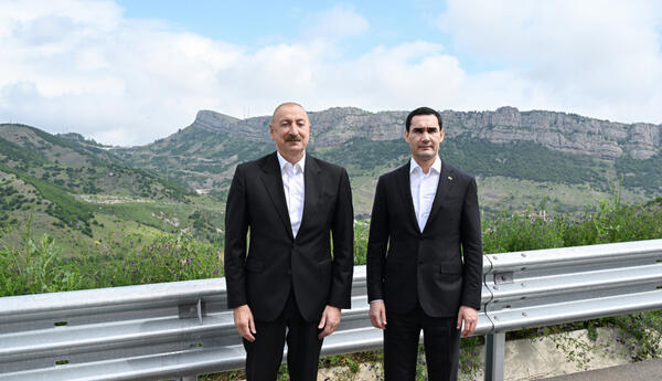 Azərbaycan və Türkmənistan prezidentləri Şuşanın Daşaltı kəndinin fonunda şəkil çəkdiriblər