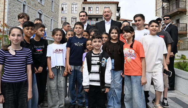 Prezidentlər İlham Əliyev Sərdar Berdiməhəmmədov Şuşa şəhərində inşa edilmiş birinci yaşayış kompleksində olublar
