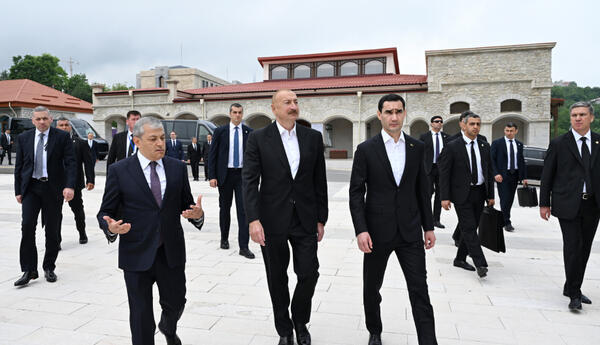 İlham Əliyev və Sərdar Berdiməhəmmədov Şuşada Azərbaycanın tanınmış şəxsiyyətlərinin işğal dövründə güllələnmiş büstlərinə baxıblar