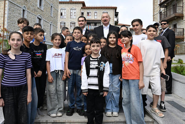 Prezidentlər İlham Əliyev Sərdar Berdiməhəmmədov Şuşa şəhərində inşa edilmiş birinci yaşayış kompleksində olublar