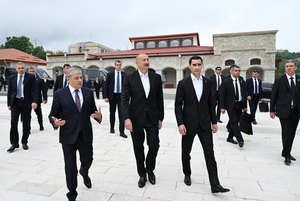 İlham Əliyev və Sərdar Berdiməhəmmədov Şuşada Azərbaycanın tanınmış şəxsiyyətlərinin işğal dövründə güllələnmiş büstlərinə baxıblar