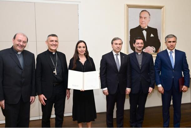Heydər Əliyev Fondunun vitse-prezidenti Leyla Əliyeva Vatikan Apostol Kitabxanası və Apostol Arxivinin rəhbəri ilə görüşüb