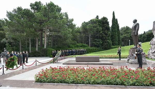 Zakir Həsənov Fəxri Xiyaban, Zəfər parkı və Hərbi Memorial Məzarlığı ziyarət edib
