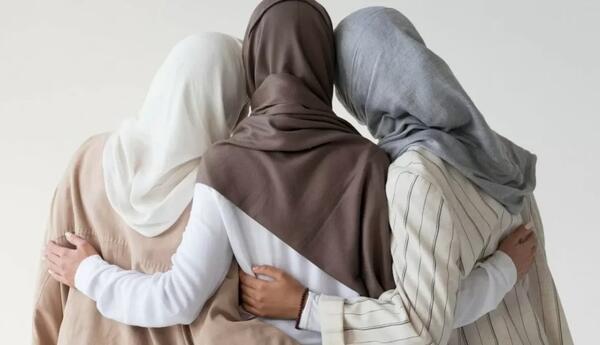 Tikinti mağazası çoxarvadlılığı təbliğ edən reklam üçün pul ödəyib