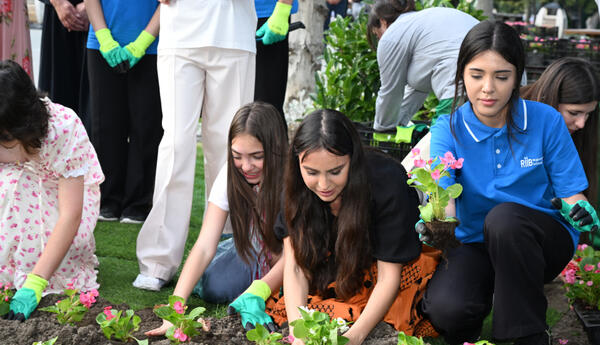 Leyla Əliyeva və Arzu Əliyeva Bakı Bulvarında mövsümi güllərin əkilməsi aksiyasında iştirak ediblər <span class="red">- FOTOLAR </span>