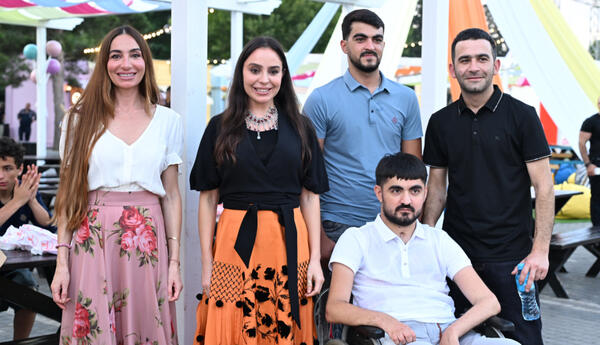 Leyla Əliyeva və Arzu Əliyeva "CandyFest" yay festivalını ziyarət edib və "Sehrli mirvari" su sirki şousunu izləyiblər