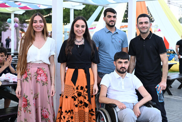 Leyla Əliyeva və Arzu Əliyeva "CandyFest" yay festivalını ziyarət edib və "Sehrli mirvari" su sirki şousunu izləyiblər