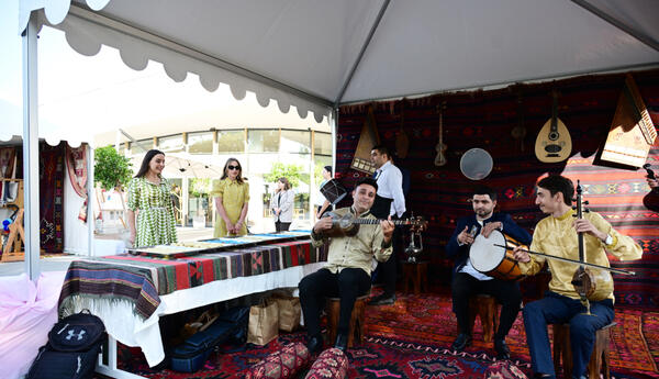 Leyla Əliyeva və Alena Əliyeva Xeyirxahlıq Festivalında iştirak ediblər <span class="red">- FOTOLAR</span>