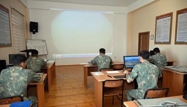 Azərbaycan Ordusunda gənc zabitlərlə atəş, kəşfiyyat və digər məşğələlər keçirilib