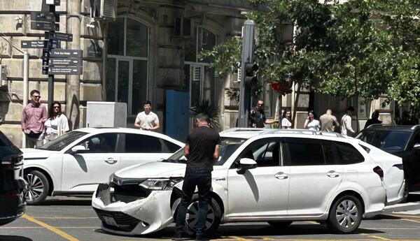 Paytaxtın mərkəzində yol qəzası baş verib <span class="red">- FOTOLAR</span>