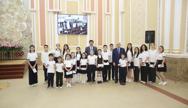 Ağalar Vəliyev Xaçmaz rayonunda qabaqcıl müəllimləri və əlaçı şagirdləri mükafatlandırıb