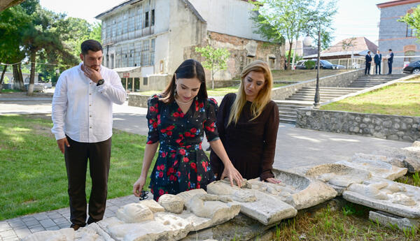 Leyla Əliyeva Şəki şəhərindəki Məhəmməd Füzuli adına parkda görülən işlərlə tanış olub <span class="red">- FOTOLAR</span>