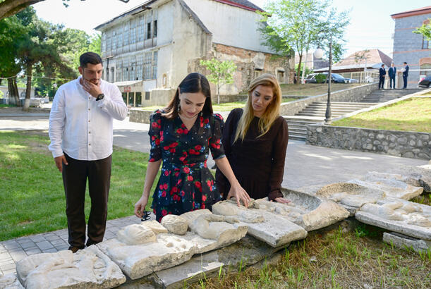 Leyla Əliyeva Şəki şəhərindəki Məhəmməd Füzuli adına parkda görülən işlərlə tanış olub - FOTOLAR