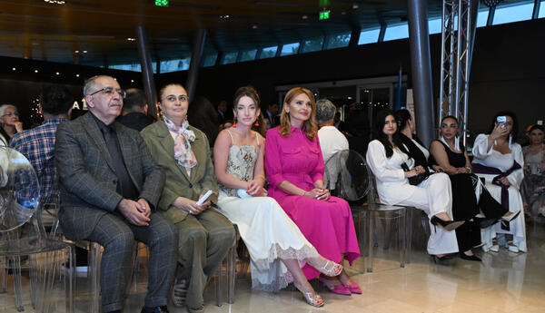 Azərbaycan Milli Xalça Muzeyində “Zamanın naxışları” moda nümayişi təşkil olunub <span class="red">- FOTOLAR</span>