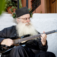 Yunan keşişi musiqi dünyasını ağır metal ilə fəth etdi...