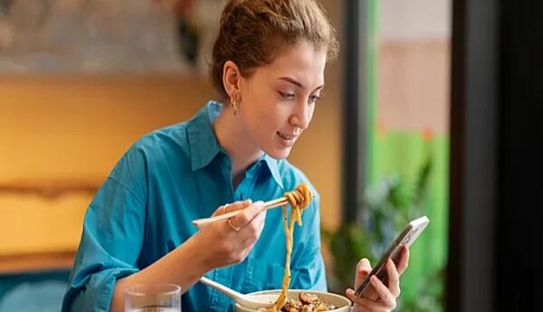 Yemək zamanı telefon istifadəsi artıq qidalanmaya səbəb olurmu? <span class="red">- EKSPERT DANIŞDI</span>
