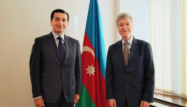 Hikmat Hajiyev meets world‑renowned economist Professor Jeffrey Sachs