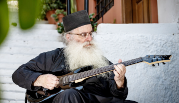 Yunan keşişi musiqi dünyasını ağır metal ilə fəth etdi...