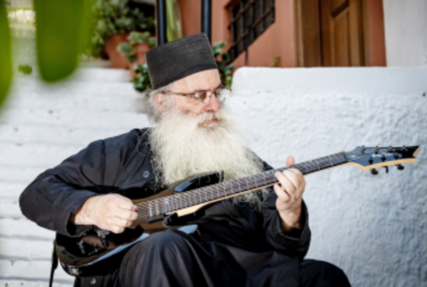 Yunan keşişi musiqi dünyasını ağır metal ilə fəth etdi...