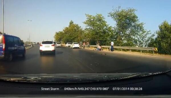 Sabunçuda minik avtomobili motosikletlə toqquşub