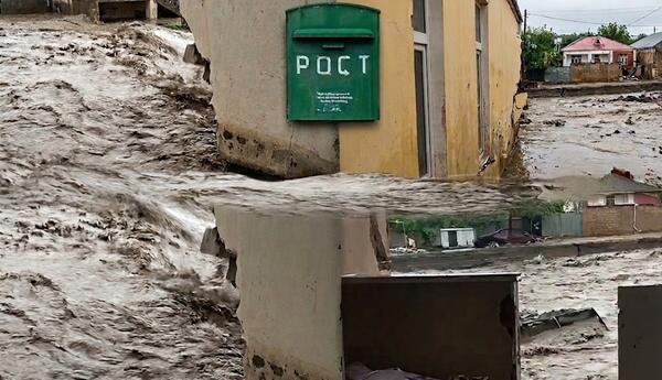 Güclü sel poçt binasını aparıb