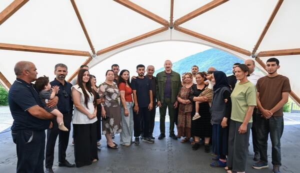 İlham Əliyev Şuşanın Kiçik Qaladərəsi kəndində görülən işlərlə tanış olub və...