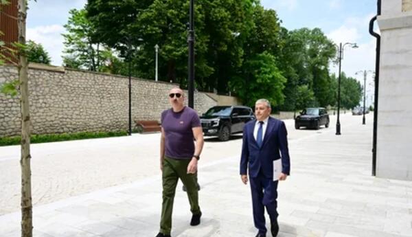 İlham Əliyev Şuşanın Qarabağ küçəsində dövlət-özəl tərəfdaşlığı çərçivəsində həyata keçirilmiş işlərlə tanış olub