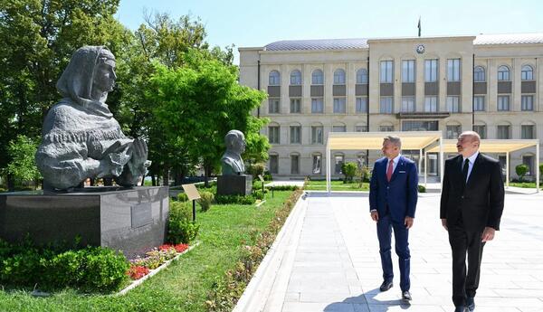 İlham Əliyev və Peter Pelleqrini Şuşada Azərbaycanın tanınmış şəxsiyyətlərinin işğal dövründə güllələnmiş büstlərinə baxıblar