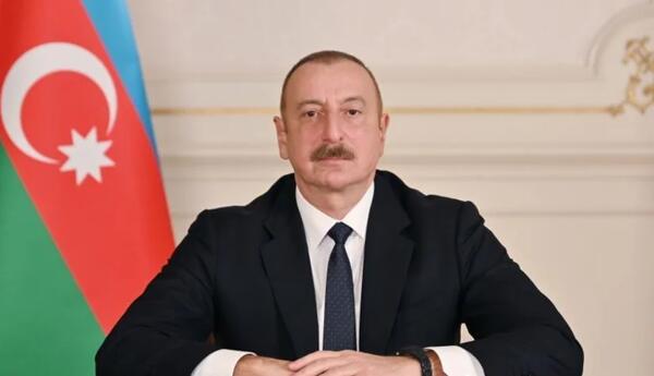 Ильхам Алиев поздравил Эмманюэля Макрона